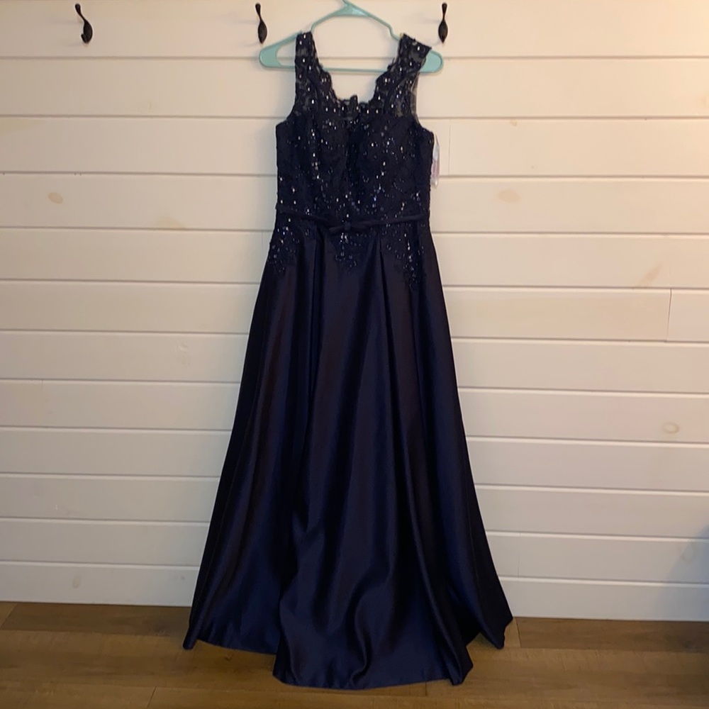 JJ’s House dark navy beautiful prom dress, with pockets!!